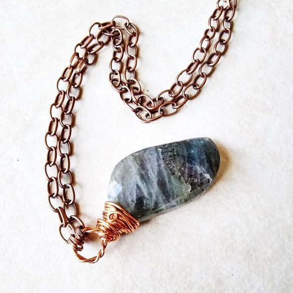 Minimalist Wire Wrapped Labradorite with Noticeable Blue Flash. 22" Copper Chain - Picture 6 of 8
